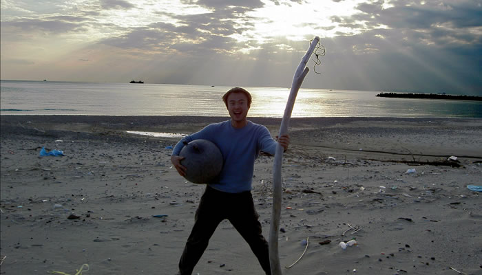 「離れ島で宝物を発見した、まつお じゅん」。　マウスを重ねると、写真の人物の頭の上に、天使のような輪っかが現れます。　まるで　ニセモノの　モーゼみたい…